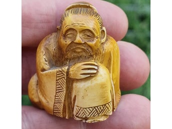 Japansk bennetsuke av en äldre - signerad -37 mm/ 27 g