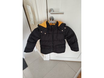 H&M svart vinterjacka, storlek 104