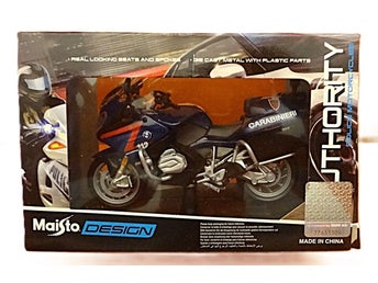 BMW R 1200 RT Carabinieri 1/18. Polis motorcykel. Maisto Design Authority.