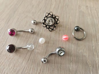Piercingsmycken blandat till navel
