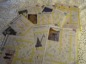 10 STYCKEN KORSORDSBLAD - OLÖSTA TREVLIGA KRYSS - FRÅN TIDNINGAR