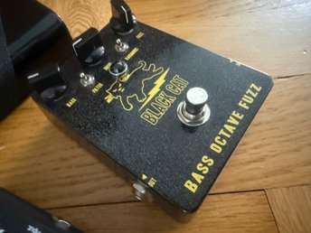 Black Cat Bass Octave Fuzz | Köp på Tradera (693065839)