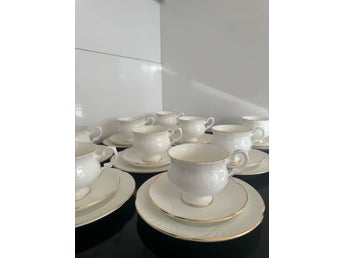 9st ”Crown” Bone China Staffordshire England EST 1801 22kar