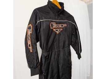 FXR svart/orange skoteroverall
