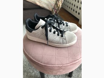 Adidas skor sneakers, stl 35 Adidas skor sneakers, stl 35