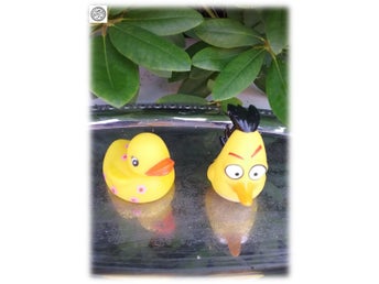Angry Birds gummianka märkt Rovio samt annan med blommor på
