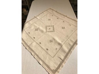 Fin handbroderad duk