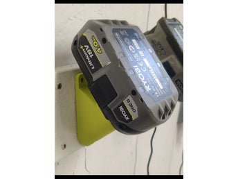 En Ryobi 18v Batterihållare