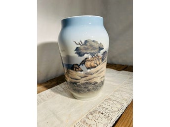 Royal Copenhagen Vas Dansk Porslin Landskapsmotiv Nr 2854 21 cm