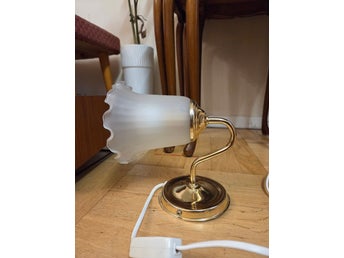 En vägglampa glas och mässing retro