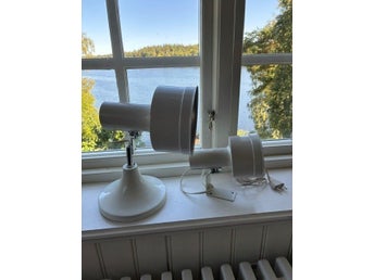 2 vita plåt vägglampor 70 tals Kostalampan?