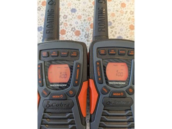 2st Cobra Walkie Talkie AM1055 FLT med docka (en är defekt)