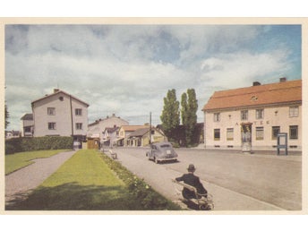 Mellerud Storgatan med Apotek, Volvo PV, Telefonkiosk och folk under 1950-talet
