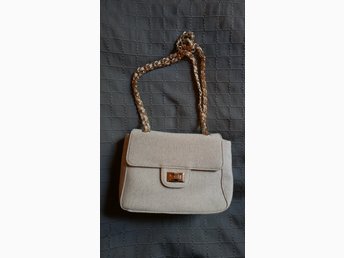 beige väska gulddetaljer beige väska gulddetaljer