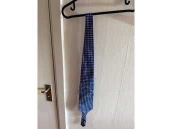 Greg Hunt by Atlas Design sidenslips 100% siden – Blå med retroblommor