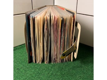 Retro: Singel Album/ Väska med 28 Vinyl Singlar/ EP. 60-70 Tal.
