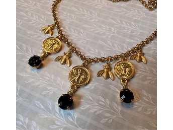 Glänsande halsband med bin & svarta Swarovskikristaller