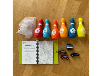 Bowling set, dinosaurie målarbok och träfordon