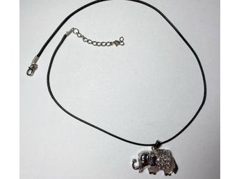 Halsband med elefant (rosenkvarts) NYTT!