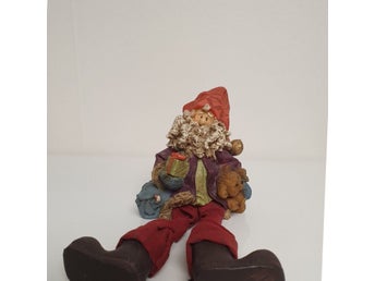 Originell sittande tomte i hippie stil
