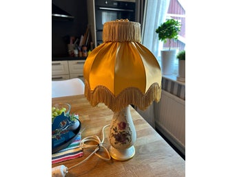 Bordslampa med gul skärm