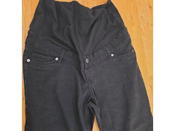 H&M Mama svarta mammajeans, storlek M