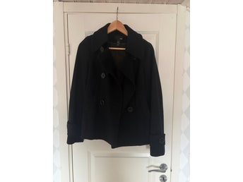 H&M svart kappa, storlek 34