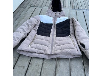 Beige, svart och vit vinterjacka