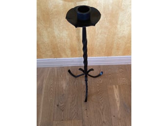 Ljusstake i smide med fina detaljer.
