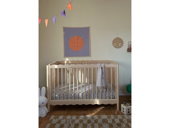 Spjälsäng babyletto barnsäng baby-juniorsäng med madrassen