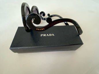Prada solglasögon i mycket bra skick