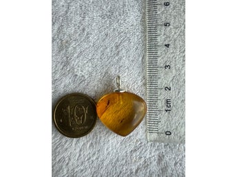 Hänge. Dopgåva .Dop. Baltisk bärnsten med insekt,insektsfossil,fossil