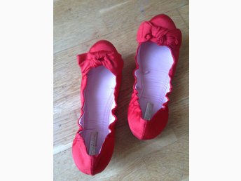 HELT NYA! Röda ballerina skor glansigt räfflat tyg urringade med rosett str 37 HELT NYA! Röda ballerina skor glansigt räfflat tyg urringade med rosett str 37