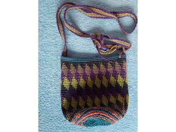 Axelväska ETNO folklore höjd ca 19 cm/bredd 20,5 cm