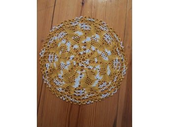 Handvirkad lejongul o vit melerad duk 41 cm i diameter
