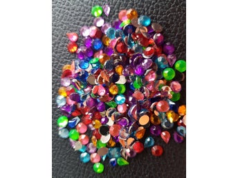 RHINESTONES RUNDA OCH DROPPFORMADE. CA 300 ST