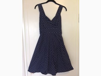 Klänning med 50 tals rockabilly känsla från F.. (401600261 Klänning med 50 tals rockabilly känsla från F.. (401600261