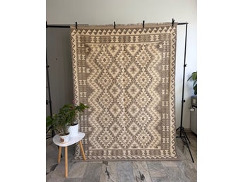 Matta med geometriskt mönster i grå och beige toner - 203 x 154 cm