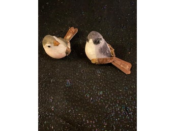 2 st fåglar av frigolit och bark. Handmålade.:7X3 cm En näbb saknas.Fr äld lanth