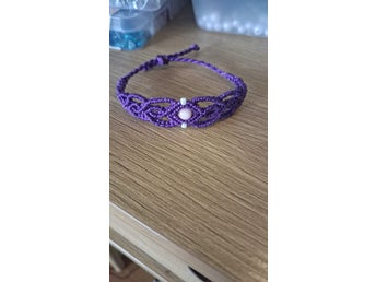 Macrame Armband i lilla med en rosenkvarts pärla. Gjord av mig.