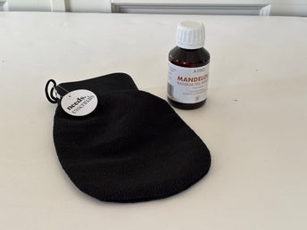 Mandelolja och exfolieringshandske