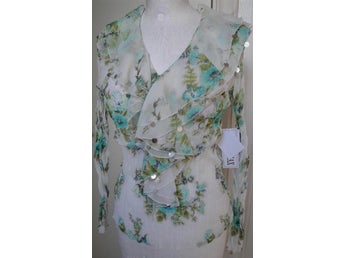 Mycket vacker chiffong blommig blus topp med fina detaljer från Kaelyn-Max Ny