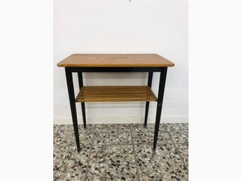 ᐈ Köp & sälj Sängbord för sovrum begagnat & oanvänt på Tradera SÄNGBORD, teakstring, 1900 talets mitt. Möbler Bord