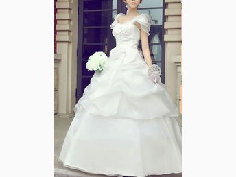 La Sposa exklusiv brudklänning! Nyvärde ca 1600.. (342896447 La Sposa exklusiv brudklänning! Nyvärde ca 1600.. (342896447