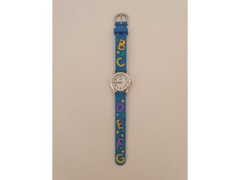 Regal - Barnklocka med Blått Armband och Bokstäver