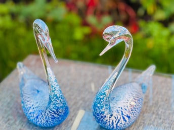 FIGURINER ett par i massivt dekorativt glas från Gränna glas.