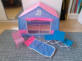 Barbie tält med campingmöbler och sovsäck