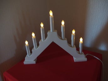7-armad adventsljusstake i trä vit högblank jul advent ljusstake