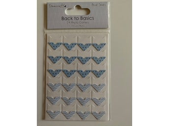 Fotohörn av papper från Dovecraft serie Blue Skies. Ljusblå / vit / mörkblå.