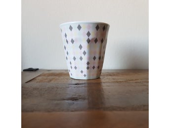 Barnmugg med rutmönster